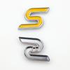 """S"" Logo""": Ideální pro upravené Fordy Mondeo, Focus, Fiesta a další sportovní modely. Obsahuje kovový znak vozu "S".