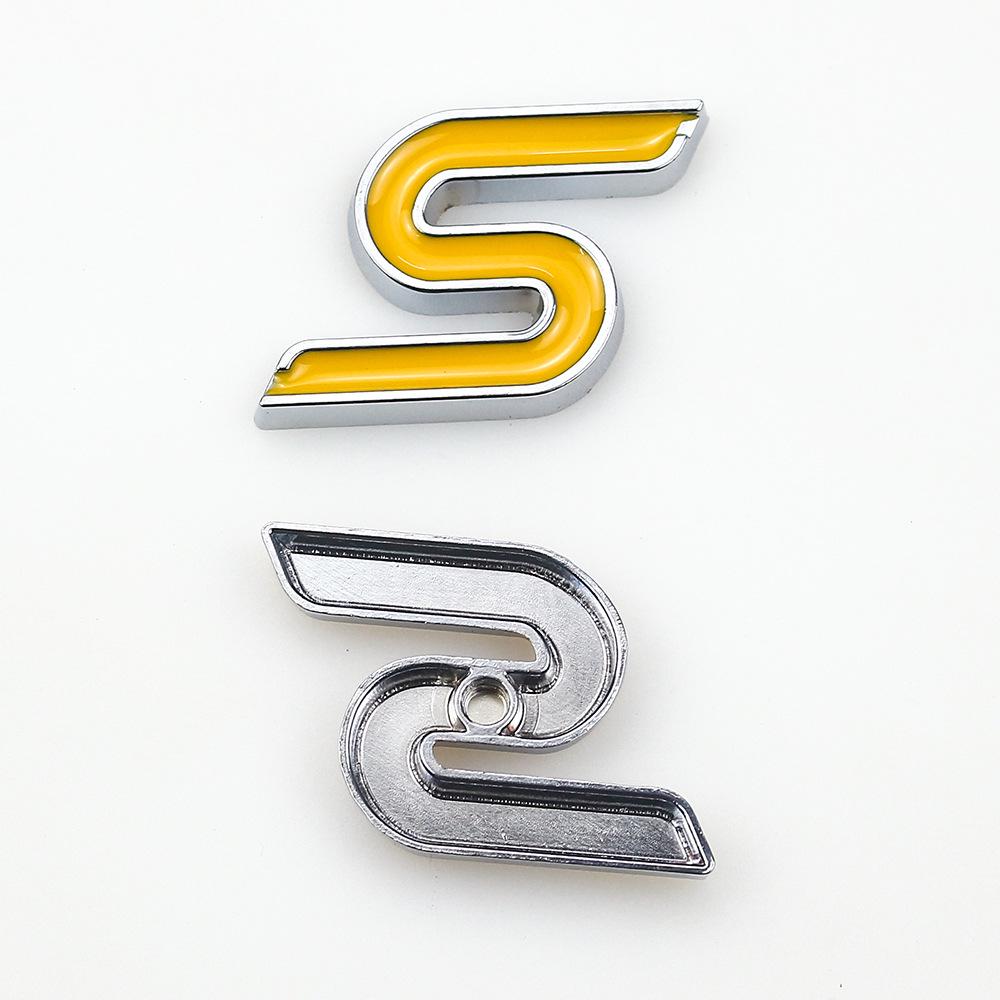 """S"" Logo""": Ideální pro upravené Fordy Mondeo, Focus, Fiesta a další sportovní modely. Obsahuje kovový znak vozu "S".