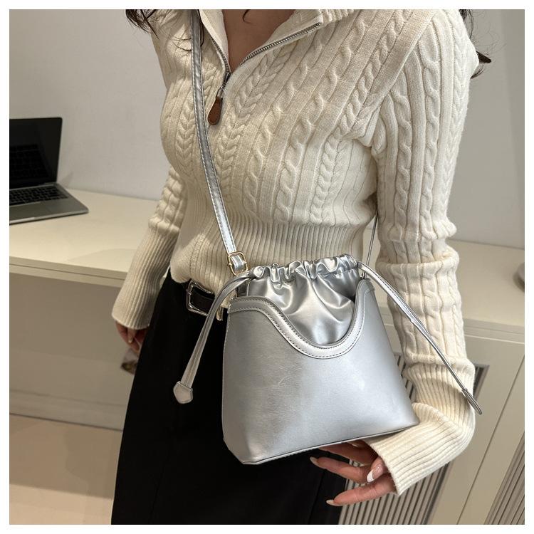 Textured Retro Drawstring Bucket Bag for Women New Fashion Shoulder Bag Large Capacity High End Crossbody Bag