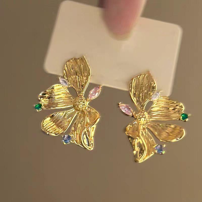 European and American pleated flower stud earrings design cold style retro exquisite earrings high sense earrings