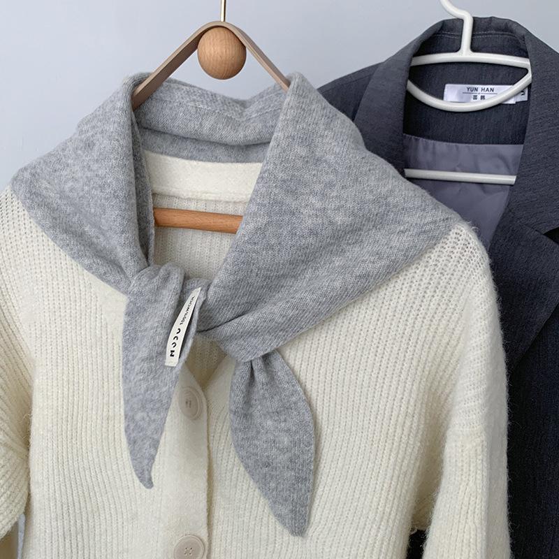 

Трикутний шарф Жіноча хустка В язаний шарф Багатофункціональний теплий в язаний шарф One Size світло-сірого кольору