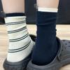 Damen Gestreifte Mid-Calf und Overknee Socken: Trendiger Colorblock, Doppelnadel-Design mit Fersenstoffetikett