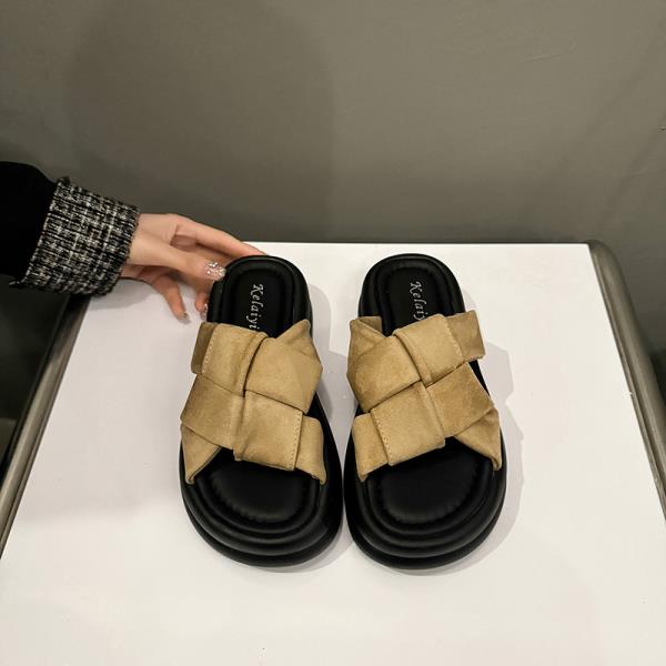 Fashion Shoes Woman 2025 Slippers For Swimming Pool Luxury Slides Pantofle Platform Beach Designer New Fashion Scandals House Slippers P