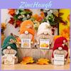 Entzückende orangefarbene Wichtelfigur mit Strickmütze, perfekt für Herbst-Erntedekorationen
