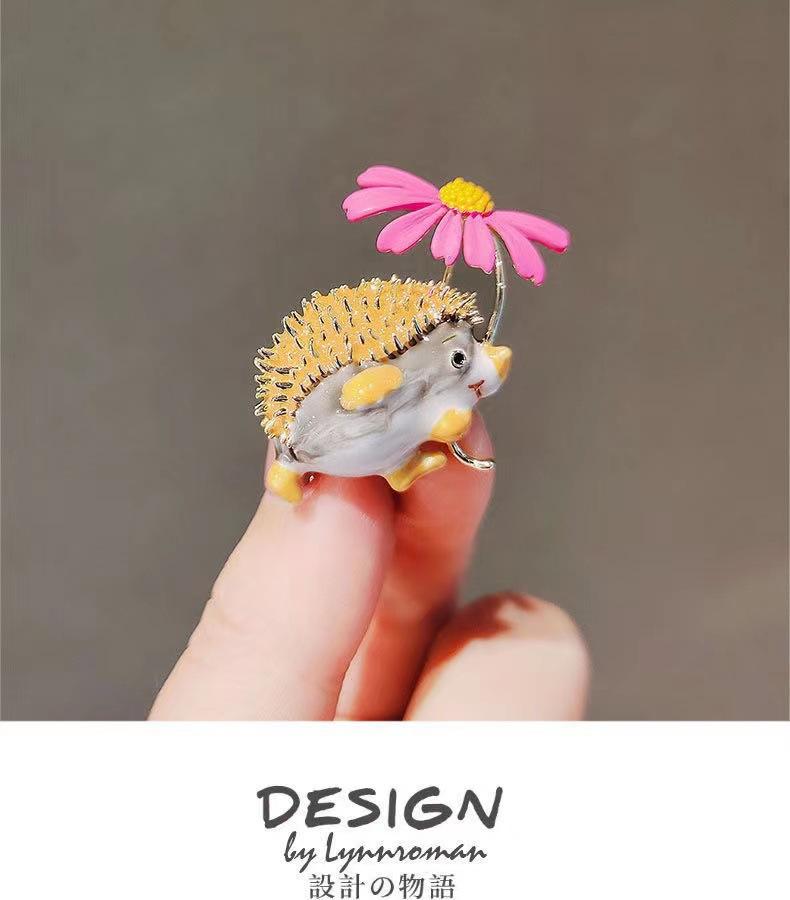 Oil Drop Painted Enamel Small Daisy Hedgehog Brooch Personalized High Value Animal Badge Pin Sweater Jacket Accessories