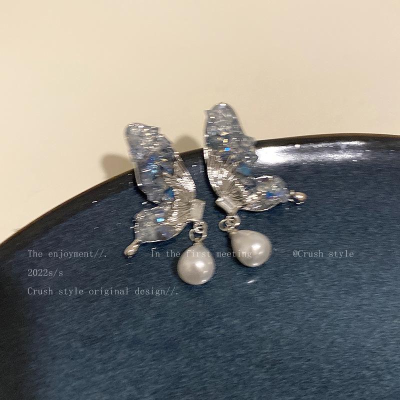 Super fairy butterfly wings pearl stud earrings female tide autumn and winter niche design senior earrings light luxury temperament ear jewelry