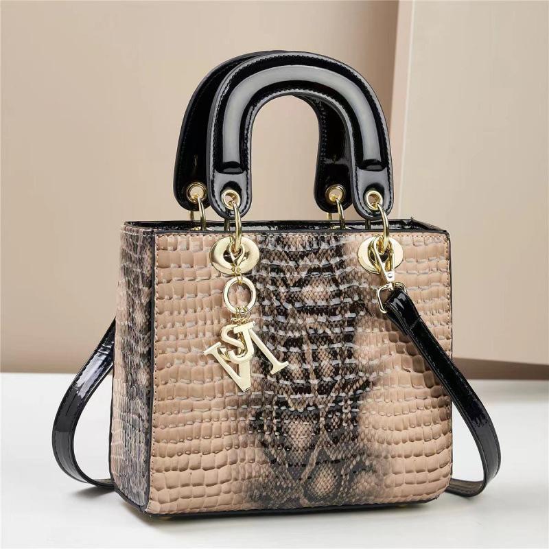 Handbag with A Small Fragrance and Lizard Pattern, with A Fixed Texture and Large Capacity. It Is A One Shoulder Crossbody Handbag for The Consort