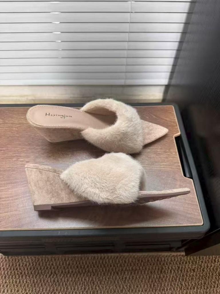 High-quality cute fluffy slippers for women to wear fleece cool slippers, beautiful temperament, perfect, pointed wedge heels, high heels