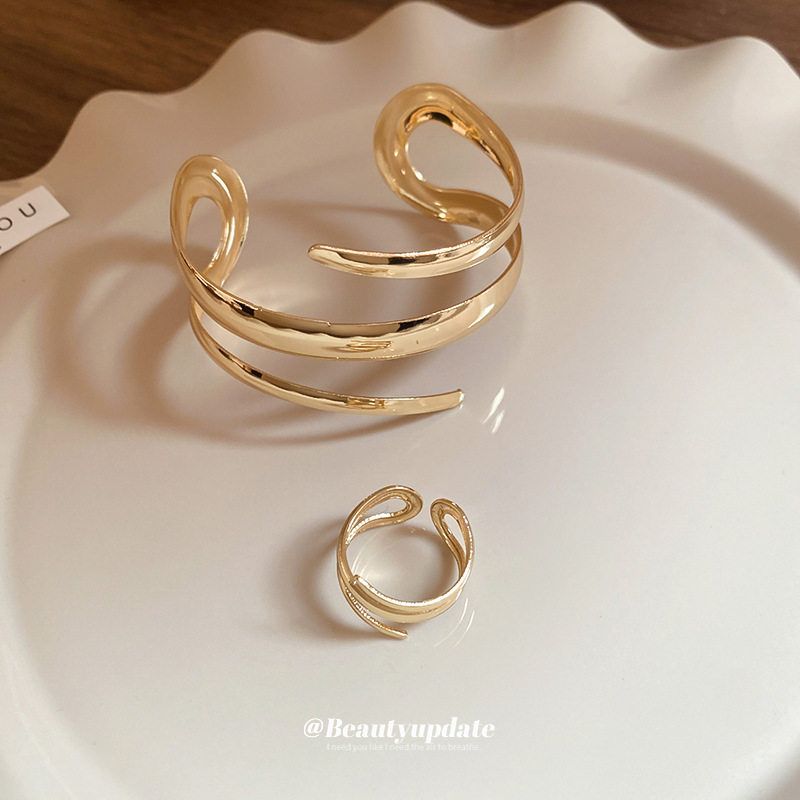 Wide Surface Line Hollow Open-End Ring Bracelet Graceful European and American High Profile Fashion Bracelet Armband Accessible Luxury Fancy Female