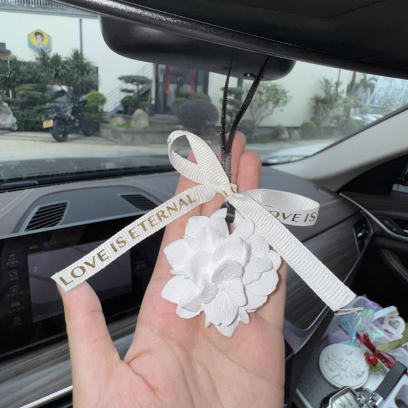 1pcCar Hydrangea Aroma Hanging Decoration Bathroom Bedroom Wardrobe Aroma Plaster Pendant Diffuser Stone Hanging Decoration Wedd
