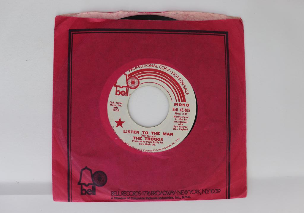 7inch Record TROGGS - Listen To The Man / Queen Of Sorrow BELL45405 BELL 1973 US Rock Used