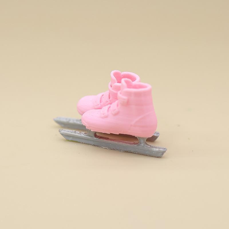 Dollhouse Mini Simulation Skating Shoes 1 Pair Realistic Tiny Ski Footwear Model for Mini Scene Decor Creative Hobby Gifts