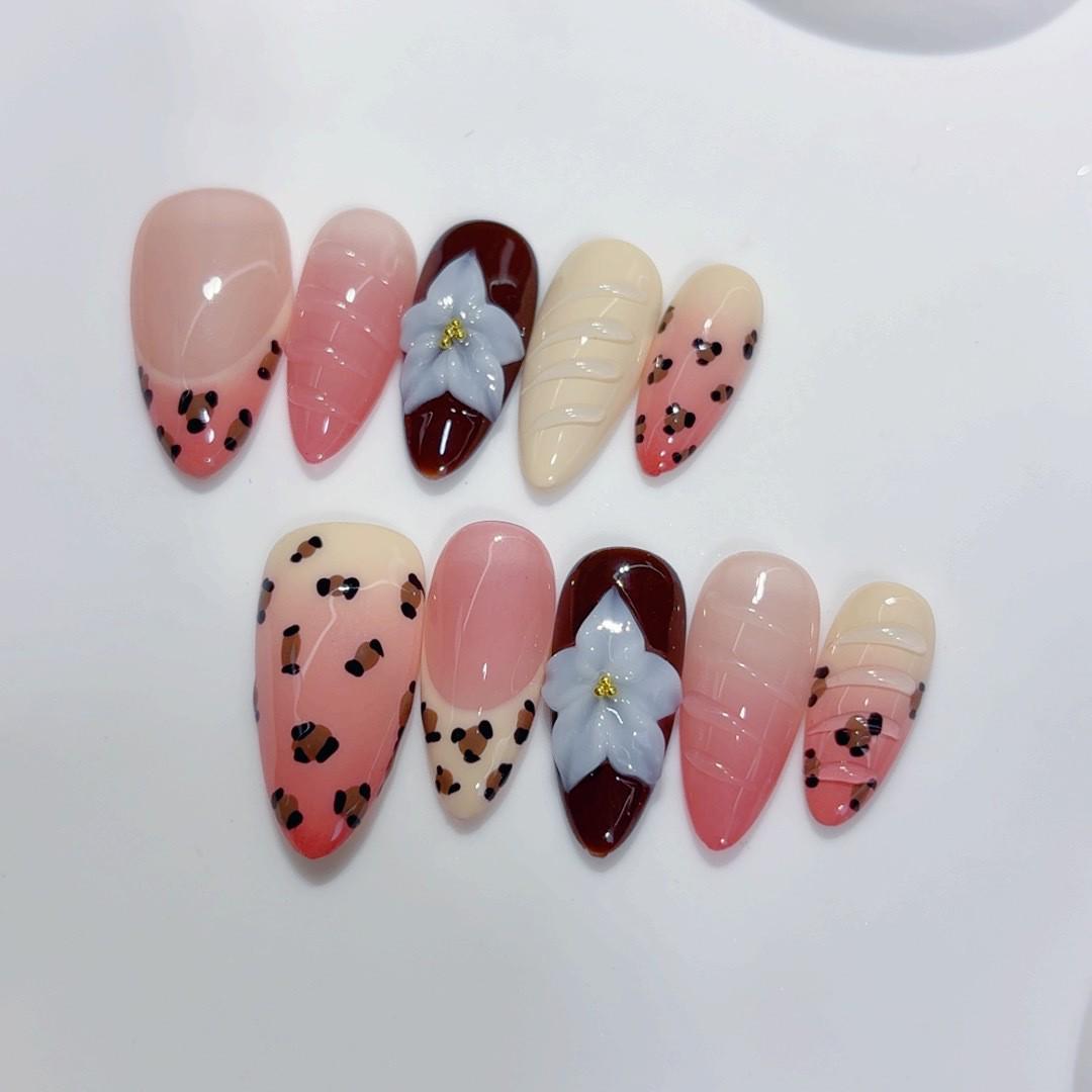 European Style Almond-Shaped 3D Embossed Handmade Wearable Nail Tips Medium
