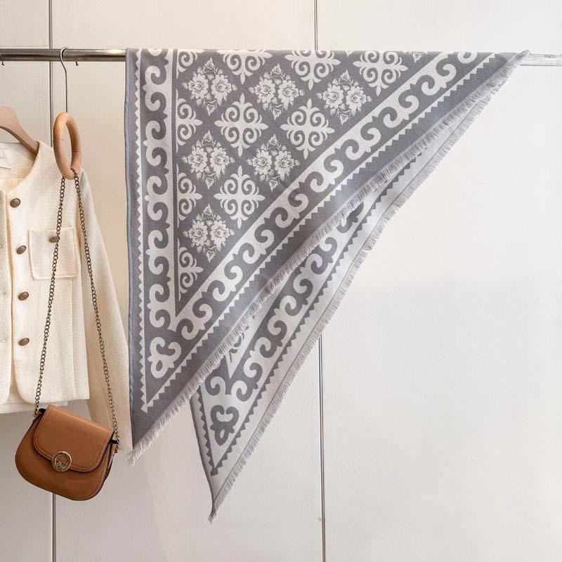 Spot autumn and winter roll grass triangle towel European and American retro skin-friendly boutique jacquard cashew flower imitation cashmere shawl