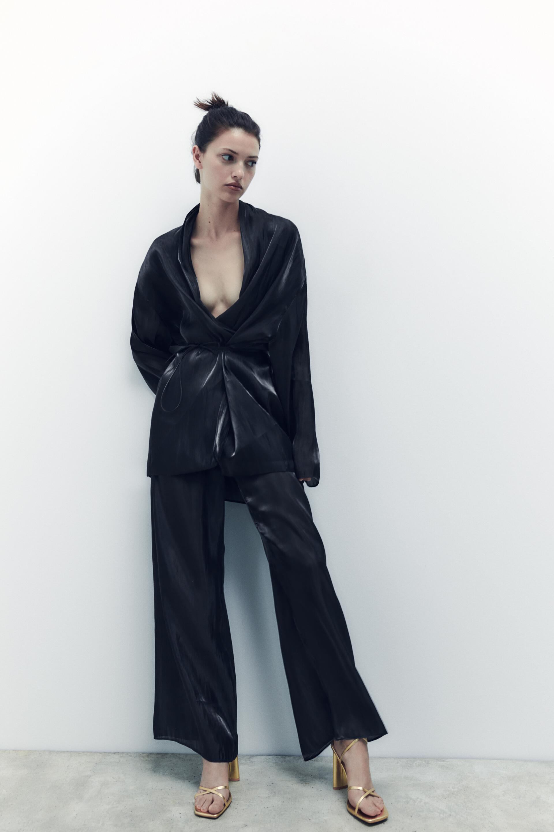 

САНДАЛИИ НА ВЫСОКОМ КАБЛУКЕ С МЕТАЛЛИЧЕСКИМ РЕМЕСКОМ