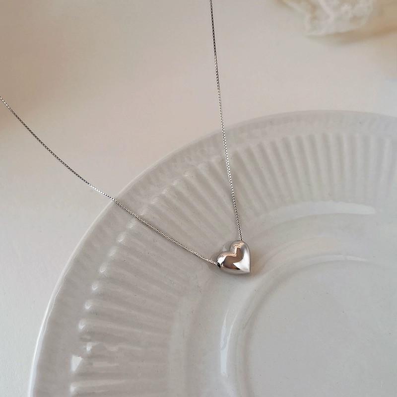 Heart-Shaped Pendant Necklace: Elegant Peach Heart Design, Light Luxury, Minimalist Clavicle Chain for Women