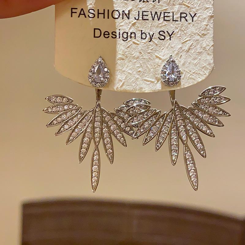 Exquisite Silver Needle Zircon Leaf Earrings: High-End Light Luxury with a Unique Design