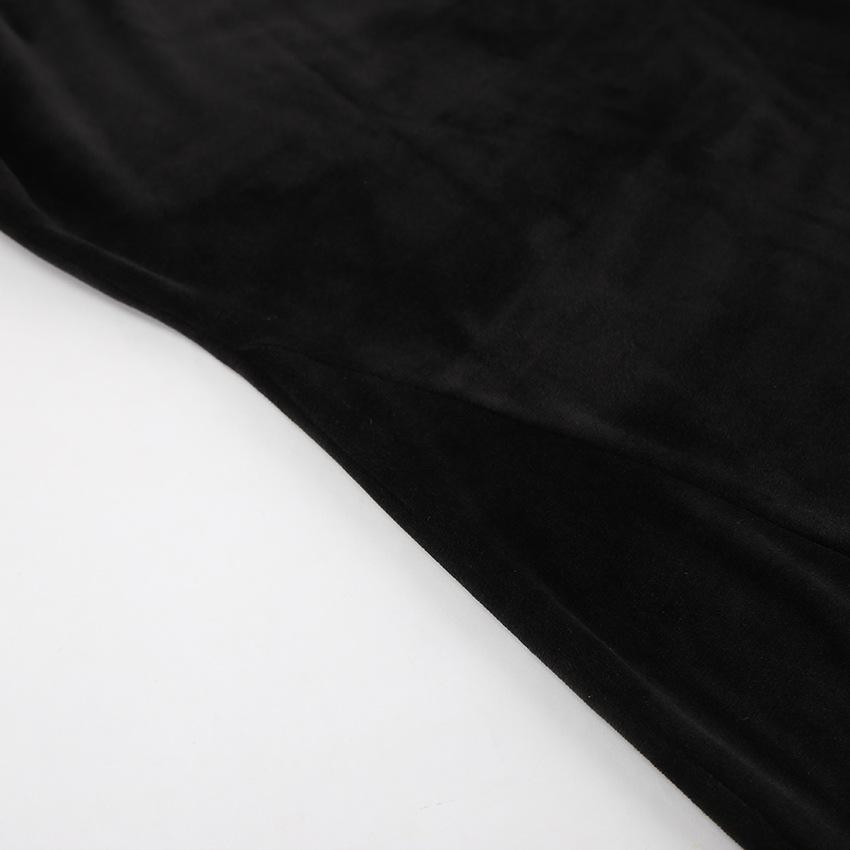 Elegancka Srebrna Welurowa Dopasowana Sukienka z Wysokim Dekoltem - Moda Jesień 2024