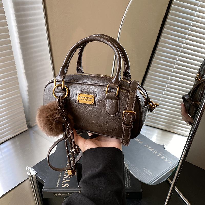 Small Bag Women's Autumn and Winter New Versatile Retro Shoulder Messenger Bag Fashionable Portable Pillow Bag