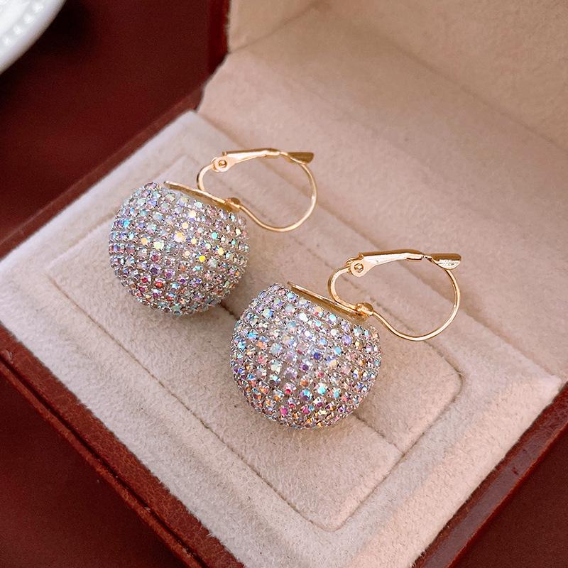 

Роскошные серьги-каффы в виде круглых шариков с инкрустацией бриллиантами: Модные универсальные серьги для женщин