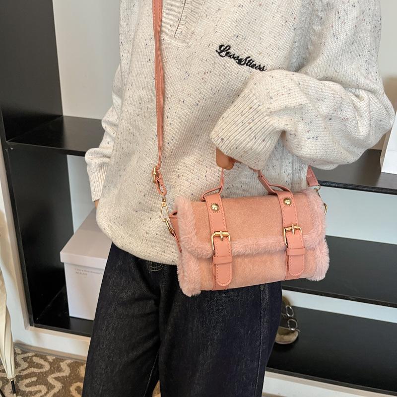 2025 new fashion trend handbag 2025 winter new foreign style plush small square bag shoulder bag