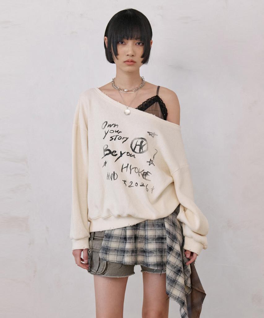 NO EXTRA TOUCH One-Shoulder Graphic Sweatshirt (Cream)_26Spss001Cr