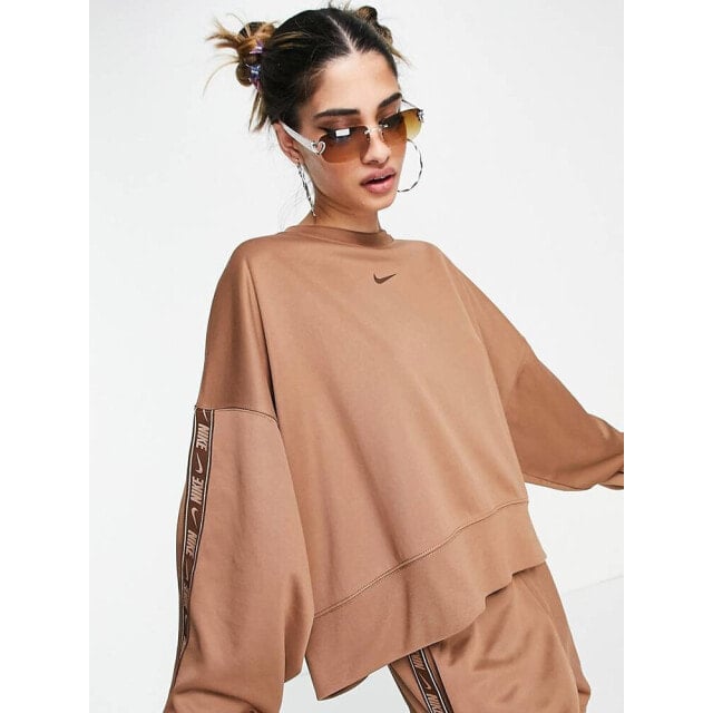 

Коричневый укороченный свитшот Nike с логотипом галочки