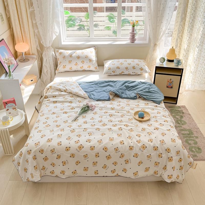 Cute Donut Pattern Summer Quilt Cartoon Style Skin-Friendly Breathable Thin Blanket Air Conditioning Quilts for Kids Teens Boys