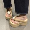 2025 sommar ny bär mode högt värde internetkändis flip-flops mångsidiga tjock botten höjdhöjande fot strandtofflor