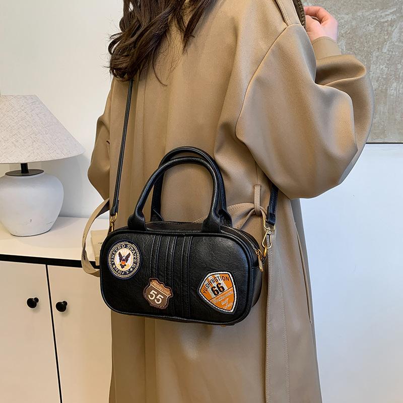 

Нишевая высококлассная сумка-мессенджер для поездок на работу и отдыха, маленькая квадратная сумка 2025, новый модный и универсальный дизайн, простая портативная сумка-мессенджер 24*8*13 чёрный