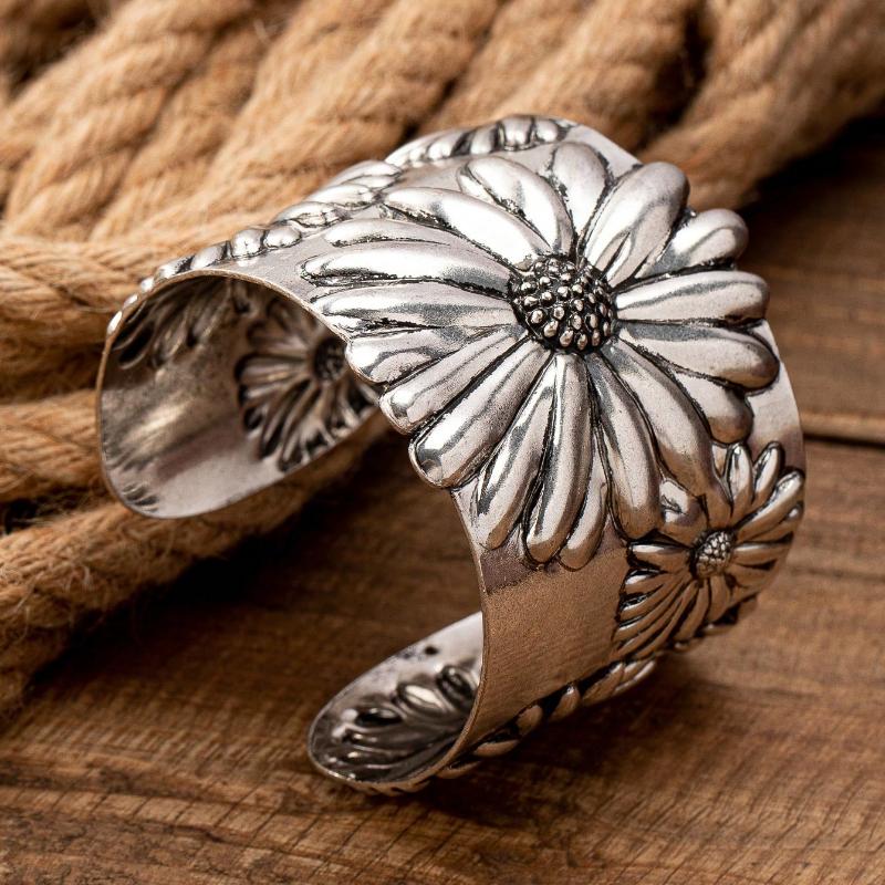 1pc Retro Western Style Sunflower Floral Embossed Metal Bangle Bracelet for Women, Fashionable and Graceful Valentines,Mom,Mother,Mother's Day,Gift