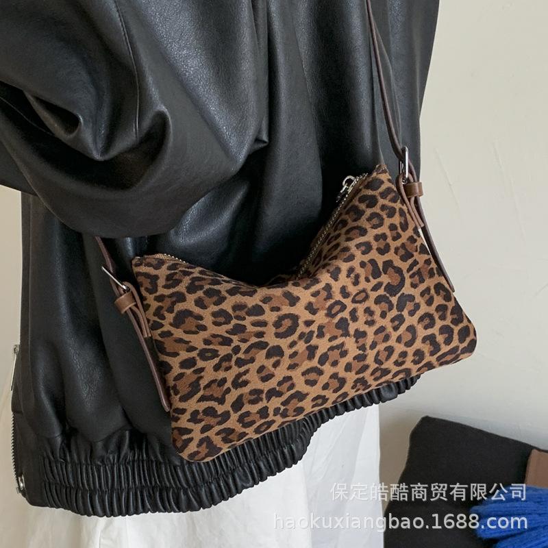 Leopard print underarm bag women's 2025 new autumn and winter French niche high-end messenger bag Spice girl shoulder small square bag