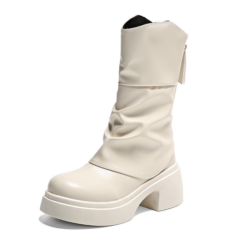 Cremefarbene Stiefel mit klobigem Absatz und Plissee - Britische Mode für Damenstiefel mit hohem Absatz, Herbst/Winter 2025
