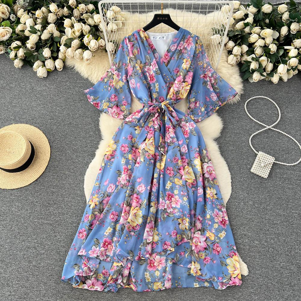 

Нове весняно-літнє жіноче тонке довге плаття з перехрещеним V-подібним вирізом і розкльошеними рукавами, мила шифонова сукня з квітковим орнаментом і нерівними рюшами One Size світло-синій колір