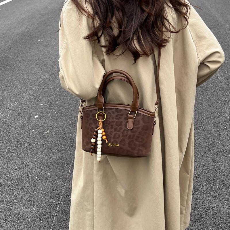 Street Style Bucket Bag With Pu Material And Zipper Closure For Daily Use