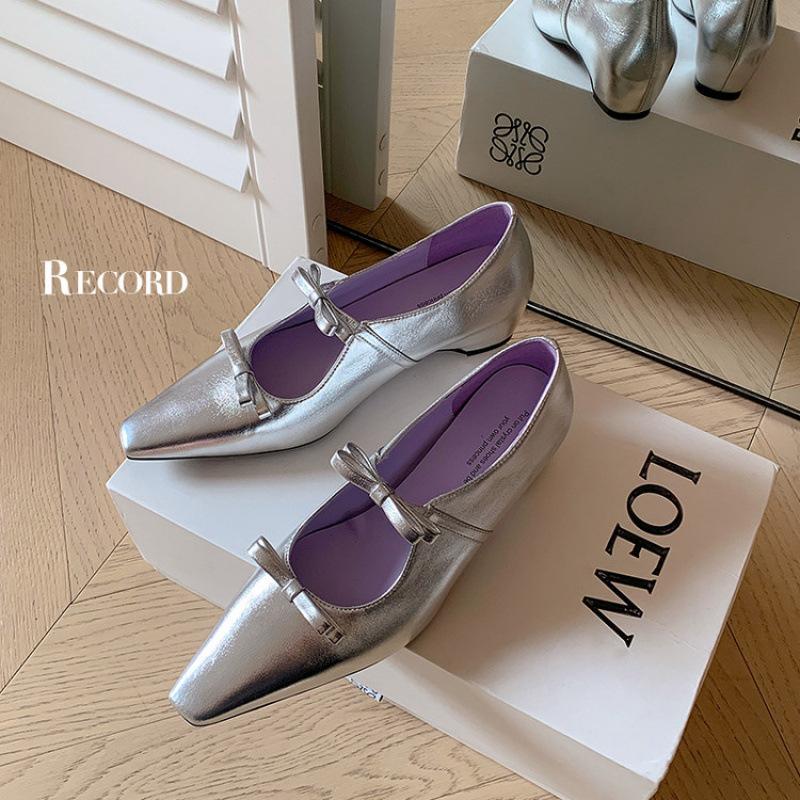 

Новая модная остроносая маленькая кожаная обувь женская кожаная нескользящая мягкая подошва низкий каблук удобная овчина женская обувь на четыре сезона одинарная с 39 серебряный