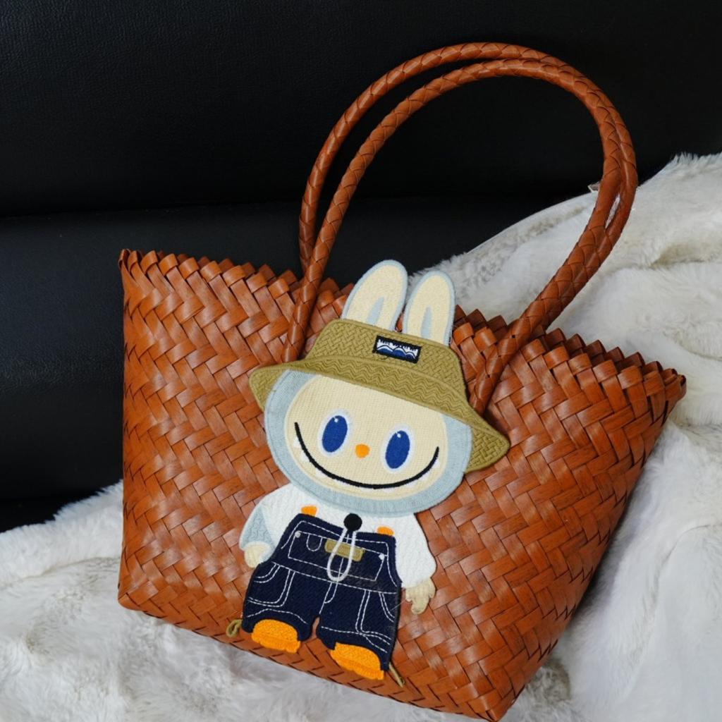 Labubu Sommer neuer Stil Netz rot geflochtene Korbtasche Umhängetasche Handtasche Damen Tasche niedlich Zugstoff Cartoon Rattantasche 5481 KTB