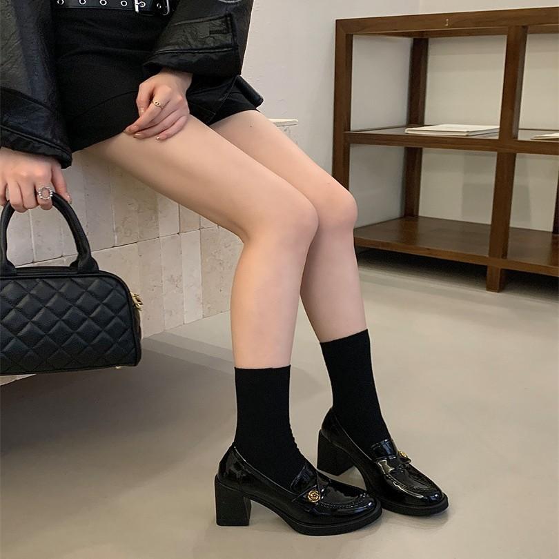 Black small man with heightened platform loafers, high thick heel single shoes, commuting with one foot and small leather shoes.