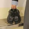 Mode Brittisk Stil Tjocksulade Nya Höst och Vinter Mångsidiga Mode Svarta Trend Enskor Svampkaka Loafers för Kvinnor