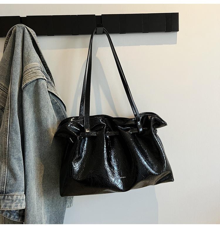 

Fashion niche design tote bag, new hand-held pleated bag, textured drawstring, shoulder messenger bag. чорний