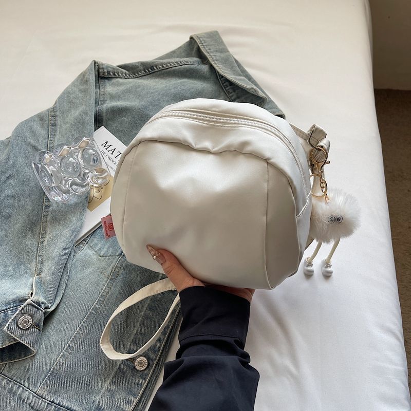 

High-value niche design 2025 new trend nylon shell bag zipper lightweight large-capacity messenger bag fashionable [No pendant] бежевый