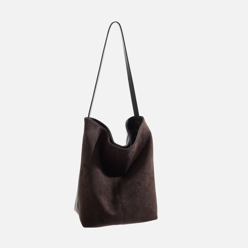 2024 High-End Matte Leather Women's Tote: Autumn/Winter Large Capacity Bucket Bag, Perfect for Versatile Commuting.