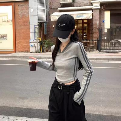 Women's Slim Fit V-Neck Letter Print Long-Sleeve Gray Crop Top for Spring & Autumn