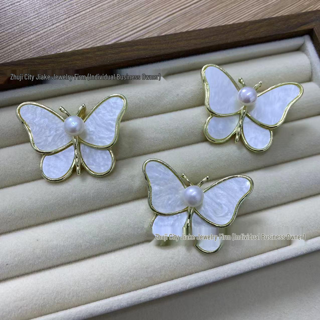 Винтажная брошь-бабочка с пресноводным жемчугом - Элегантный аксессуар для женского свитера и костюма Autumn 2025