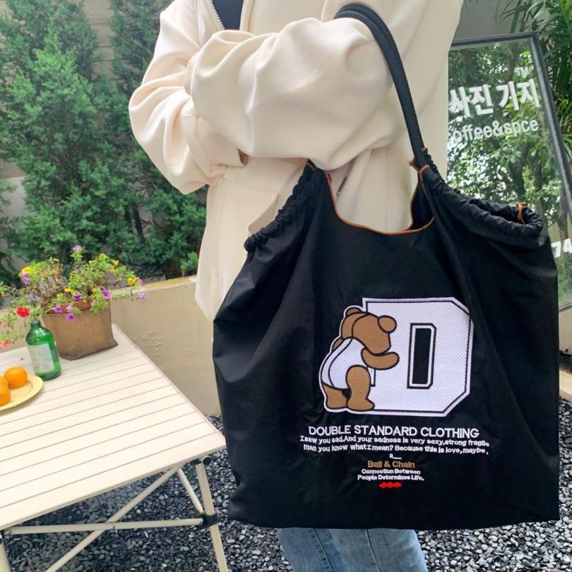 Borsa a Spalla con Orso Ricamato per Skateboard 2023 - Nylon Ecologico con Tracolla Larga