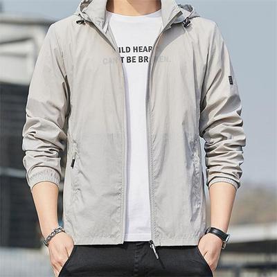 2024 Sommer Mannlig Solbeskyttelse Hudfrakker Herre Ultralett Sportsklær Hette Yttertøy Herre Vindjakke Uformell ensfargede jakker