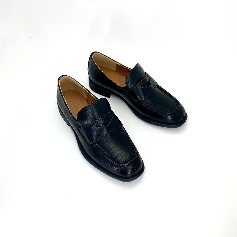 The New Style of Shoes Features A Retro Thick Heel and A Pair of Leather Shoes