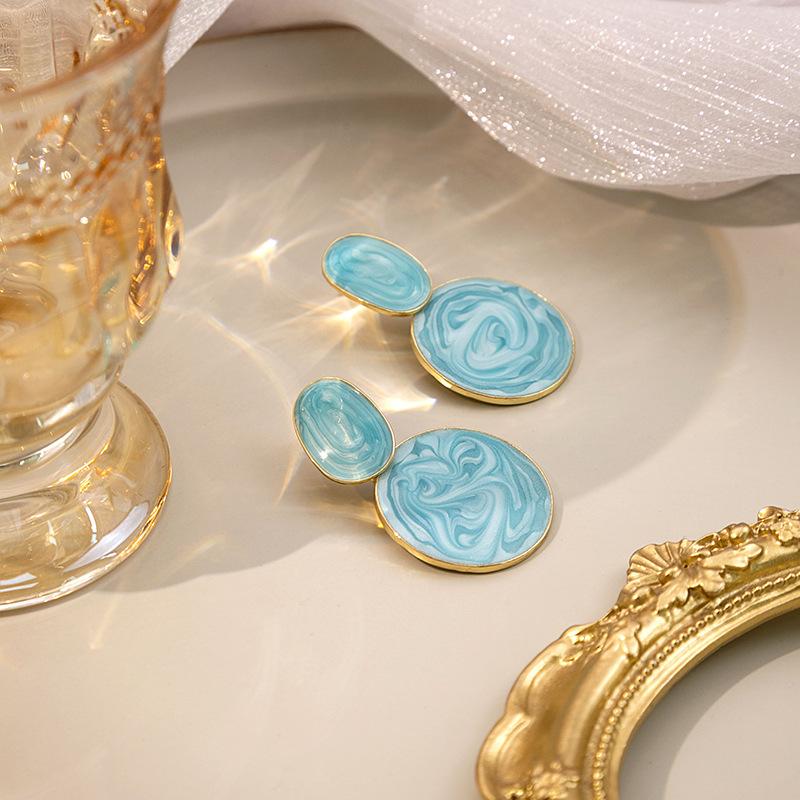 Modische ovalförmige Ohrringe in Bonbonfarben mit zarten, strukturierten Anhängern