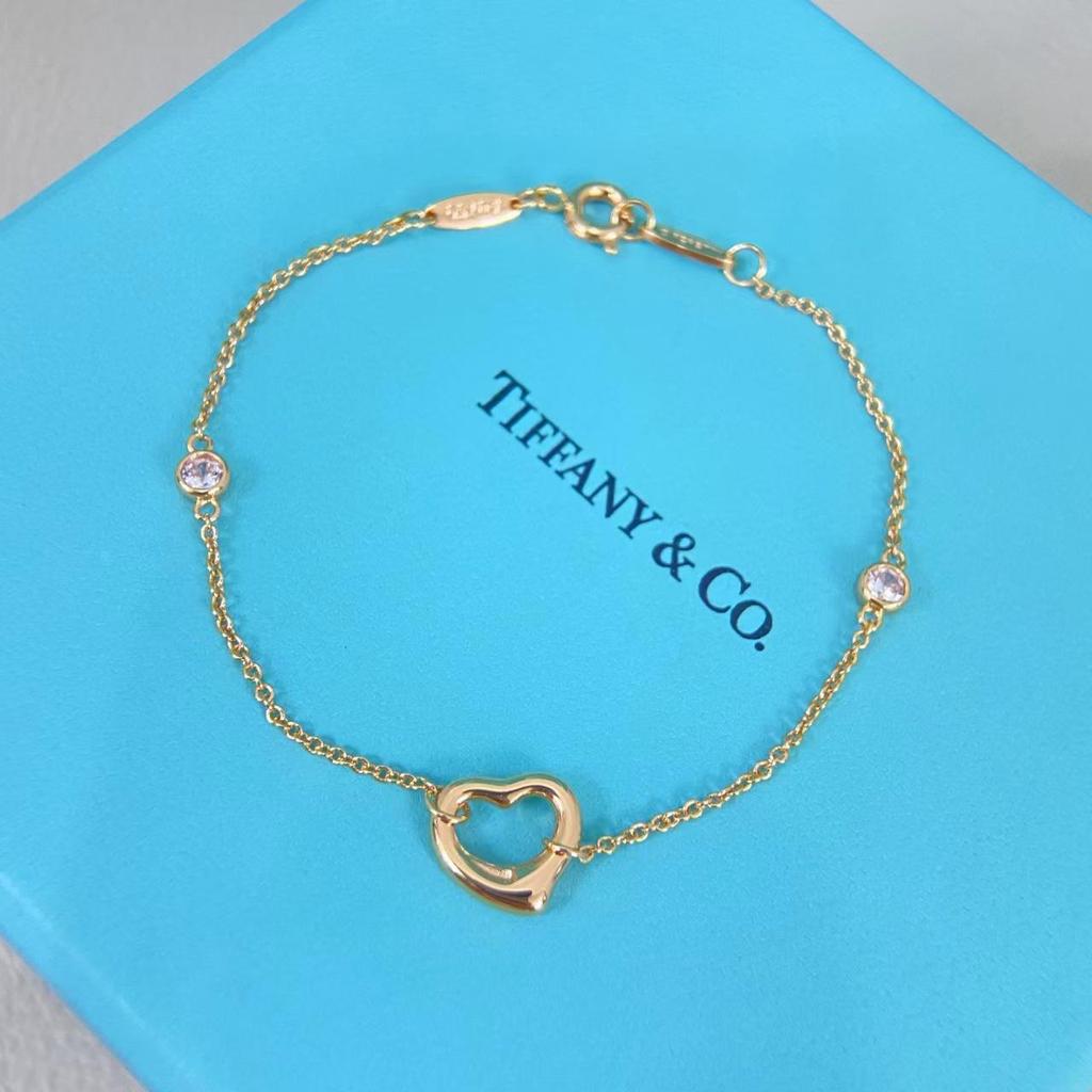 Elegant Silver Heart Pendant Bracelet for Women - Stylish and Versatile