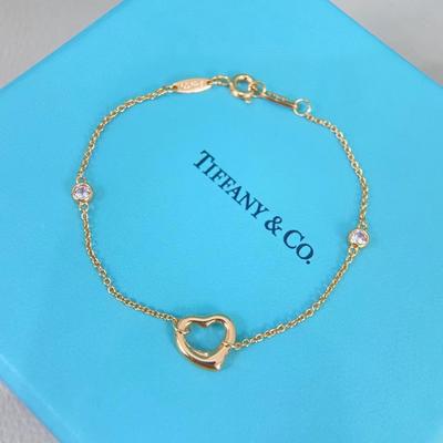 Elegant Silver Heart Pendant Bracelet for Women - Stylish and Versatile